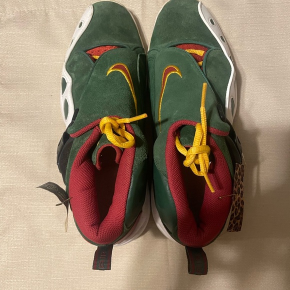 Nike zoom GP size 9 green burgundy and yellow 8/10 some yellowing on bottom - Picture 3 of 9